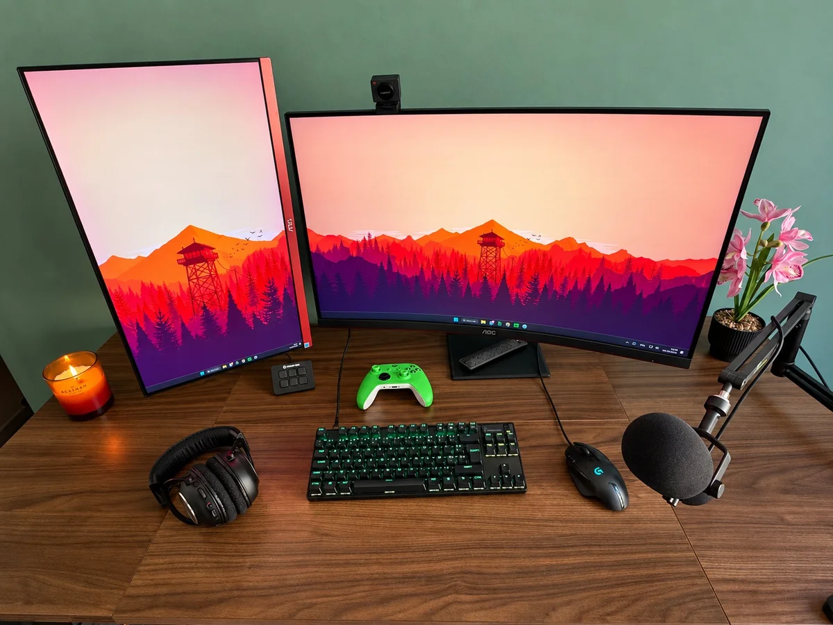 Bureau de jeu avec deux écrans, clavier, casque et microphone
